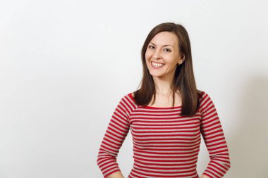 Muhteşem Avrupa mutlu kahverengi saçlı olan kadın sağlıklı temiz cilt ve çekici gülümseme, gülen ve beyaz bir arka plan üzerinde zevk rahat kırmızı ve gri kıyafetler içinde giyinmiş. Duygular kavramı.