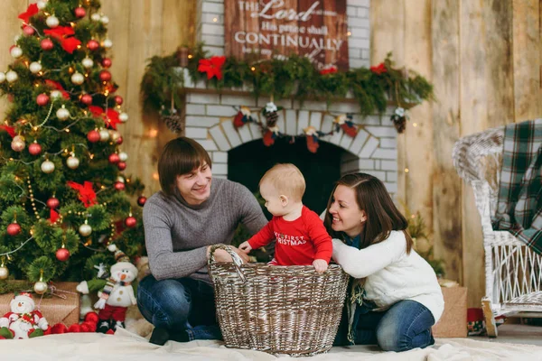 Sevimli küçük bir bebek çocuk evde bir şekilde dekore edilmiş oda ile oynak mutlu anne portresi. Noel keyfi. Yeni yıl. Yaşam tarzı, Aile ve beraberlik kavramı.