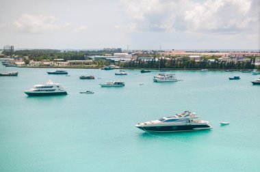 Tropikal adalar ve Maldivler Hint Okyanusu atolls havadan görünümden. Tekne su. Yeryüzündeki cennet parçası. Tatil için iyi bir seçim. Duvar kağıdı için güzel Üstten Görünüm.