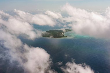 Tropikal adalar ve Maldivler Hint Okyanusu atolls havadan görünümden. Yeryüzündeki cennet parçası. Tatil için iyi bir seçim. Duvar kağıdı için güzel Üstten Görünüm.