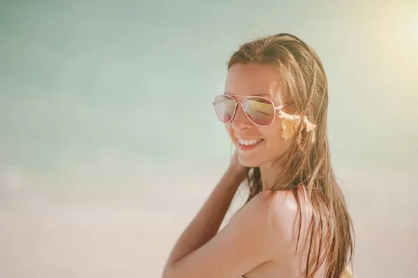 Όμορφη Ευρωπαϊκή χαμογελώντας ευτυχισμένη γυναίκα σε γυαλιά ηλίου στην παραλία της Μαλδίβες στον Ινδικό Ωκεανό από την εναέρια προβολή. Κομμάτι του παραδείσου στη γη. Καλή επιλογή για τις διακοπές. — Φωτογραφία Αρχείου