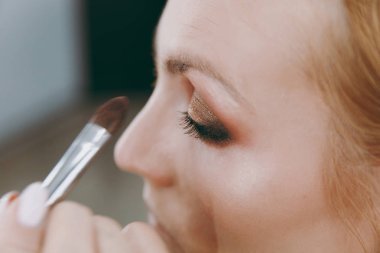 Makyaj ve saç modeli bir kız için