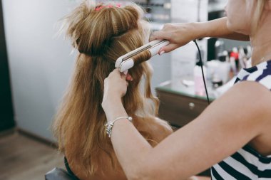 Makyaj ve saç modeli bir kız için