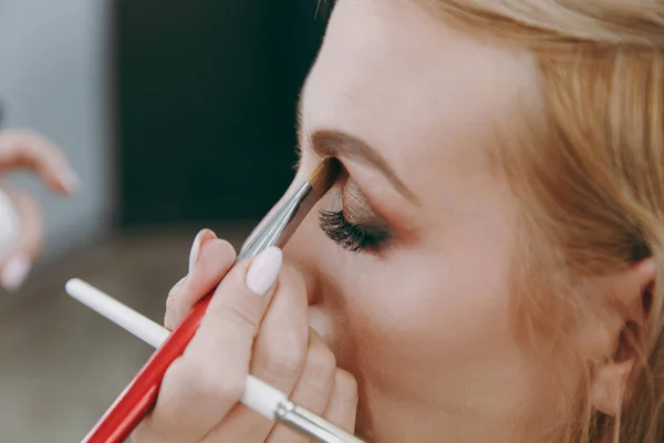 Maquillaje y peinado para una chica — Foto de Stock