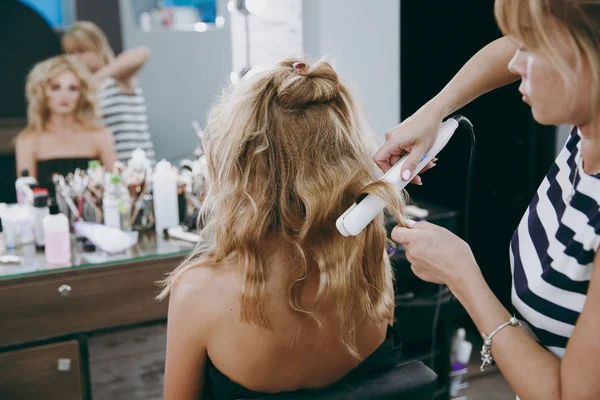 Makijaż i fryzura dla dziewczyny — Zdjęcie stockowe