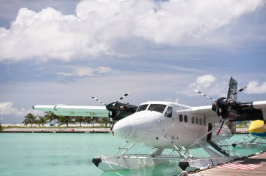 Hint Okyanusu'nda tropikal Maldivler adasının deniz uçağı. Yeryüzündeki cennet parçası. Tatil için iyi bir seçim. Güzel manzara duvar kağıdı için.