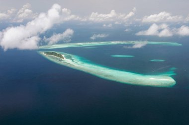 Tropikal adalar ve Maldivler Hint Okyanusu atolls havadan görünümden. Yeryüzündeki cennet parçası. Tatil için iyi bir seçim. Duvar kağıdı için güzel Üstten Görünüm.