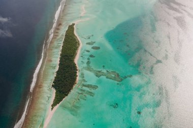 Tropikal adalar ve Maldivler Hint Okyanusu atolls havadan görünümden. Yeryüzündeki cennet parçası. Tatil için iyi bir seçim. Duvar kağıdı için güzel Üstten Görünüm.