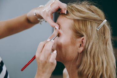 Makyaj ve saç modeli bir kız için