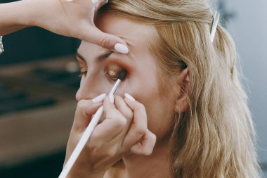 Makyaj ve saç modeli bir kız için