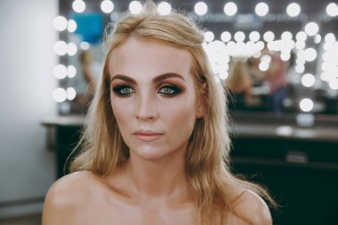 Makyaj ve saç modeli bir kız için