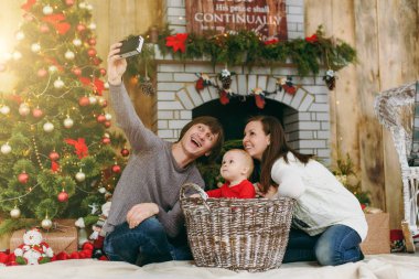 Oynak mutlu anne ile şirin küçük bir bebek çocuk se yapıyor