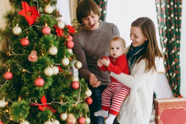 Oynak mutlu anne ile şirin bir bebek portresi 