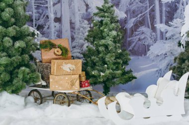Orman köknar ağaçlarıyla süslü taşıma ve hediye kutuları. Noel keyfi. Bir yılbaşı Studio tasarım