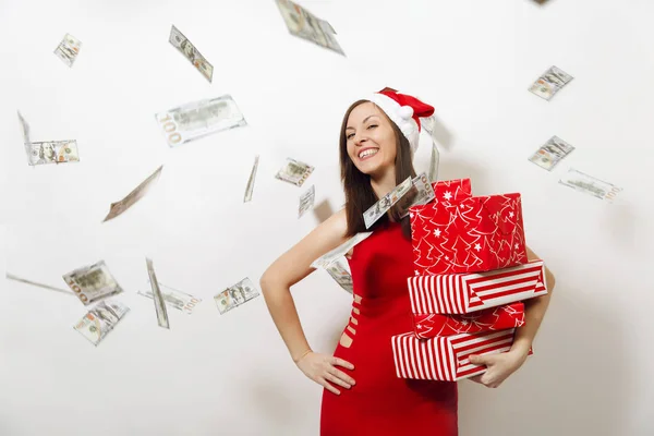 Muito caucasiano jovem mulher feliz em vestido vermelho e de Natal ha — Fotografia de Stock