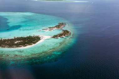 Tropikal adalar ve Maldivler Hint Okyanusu atolls havadan görünümden. Yeryüzündeki cennet parçası. Tatil için iyi bir seçim. Duvar kağıdı için güzel Üstten Görünüm.