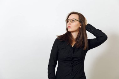 Güzel Avrupa genç seksi kahverengi saçlı gözlüklü sağlıklı temiz cilt ve çekici gülümseme ile görüş için giyimli kadın koyu siyah gömlek beyaz bir arka plan üzerinde zevk içinde. Duygular kavramı.