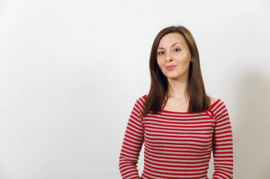 Muhteşem Avrupa mutlu kahverengi saçlı olan kadın sağlıklı temiz cilt ve çekici gülümseme, gülen ve beyaz bir arka plan üzerinde zevk rahat kırmızı ve gri kıyafetler içinde giyinmiş. Duygular kavramı.