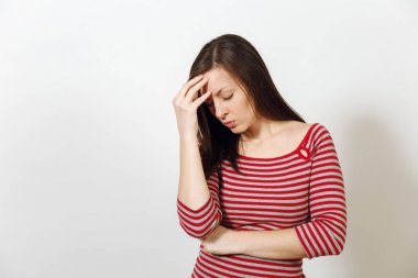 Düşünce ve varsayımlara, beyaz bir arka plan üzerinde sağlıklı temiz cilt ve baş ağrısı, kırmızı ve gri kıyafetler içinde giyinmiş ile oldukça Avrupa endişeli ve dalgın kahverengi saçlı kadını kaybettim. Duygular kavramı.