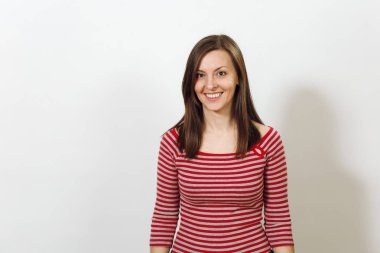 Güzel Avrupa mutlu kahverengi saçlı olan kadın sağlıklı temiz cilt ve çekici gülümseme, gülen ve beyaz bir arka plan üzerinde zevk rahat kırmızı ve gri kıyafetler içinde giyinmiş. Duygular kavramı.