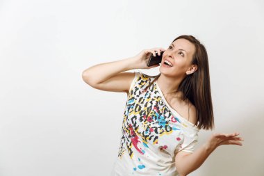 Beyaz arka plan üzerinde cep telefonunda güzel mutlu gülümseyen kahverengi saçlı kadın söz. Duygular kavramı.