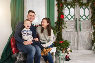 Mutlu anne ile küçük oğlu. B üzerinde oturan kazaklı çocuk oğlan