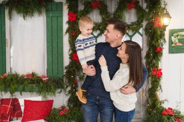 Mutlu anne ile küçük oğlu. P üzerinde kalan kazaklı çocuk oğlan