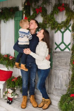 Mutlu anne ile küçük oğlu. P üzerinde kalan kazaklı çocuk oğlan