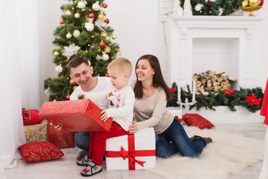 Mutlu neşeli anne şirin küçük oğlu ile. Çocuk çocuk sit