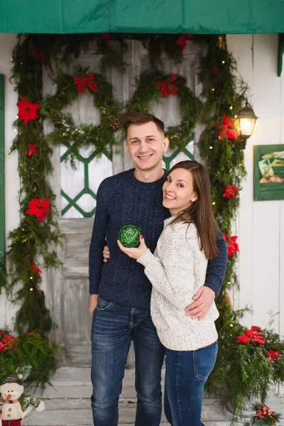 Feliz hermosa joven pareja enamorada vestida con suéter quedándose —  Fotos de Stock