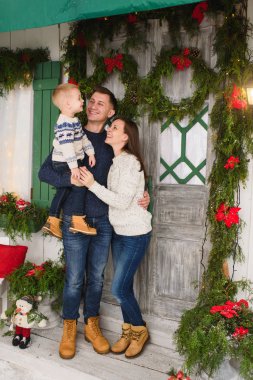 Mutlu anne ile küçük oğlu. P üzerinde kalan kazaklı çocuk oğlan