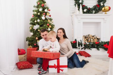 Mutlu neşeli anne şirin küçük oğlu ile. Çocuk çocuk sit