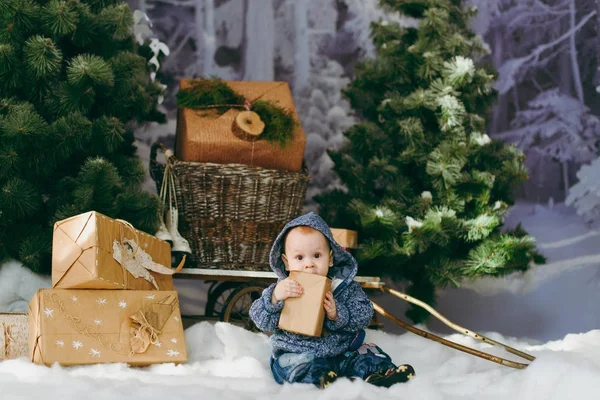 Juguetón feliz lindo bebé niño en un bosque decorado con fi — Foto de Stock