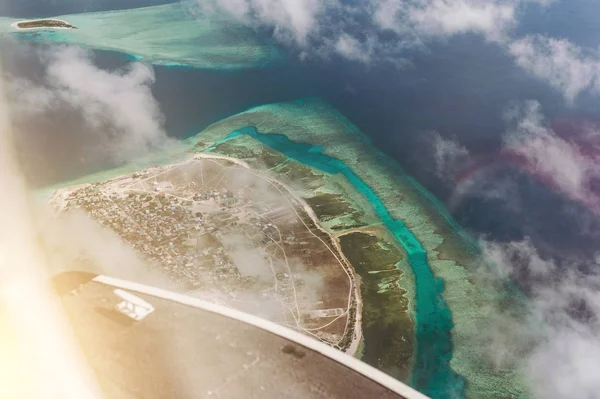 Тропические острова и атоллы на Мальдивах в Индийском океане с воздуха. Кусок рая на Земле. Хороший выбор для отпуска. Красивый вид сверху для обоев . Стоковая Картинка