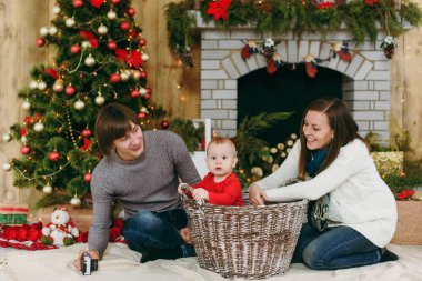 Sevimli küçük bir bebek çocuk evde bir şekilde dekore edilmiş oda ile oynak mutlu anne portresi. Noel keyfi. Yeni yıl. Yaşam tarzı, Aile ve beraberlik kavramı.