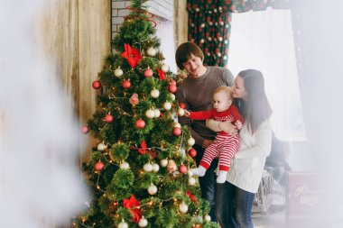 Sevimli küçük bir bebek çocuk evde bir şekilde dekore edilmiş oda ile oynak mutlu anne portresi. Noel keyfi. Yeni yıl. Yaşam tarzı, Aile ve beraberlik kavramı.