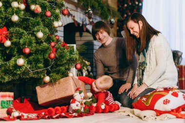 Oynak mutlu anne ile şirin bir bebek portresi 