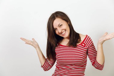 Muhteşem Avrupa mutlu kahverengi saçlı olan kadın sağlıklı temiz cilt ve çekici gülümseme, gülen ve beyaz bir arka plan üzerinde zevk rahat kırmızı ve gri kıyafetler içinde giyinmiş. Duygular kavramı.