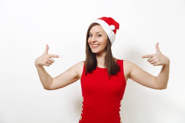 Kırmızı elbise ve Noel şapka holding giyen Avrupa mutlu kadın