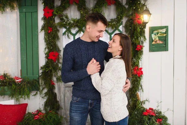 Feliz belo jovem casal apaixonado vestido de camisola ficar — Fotografia de Stock