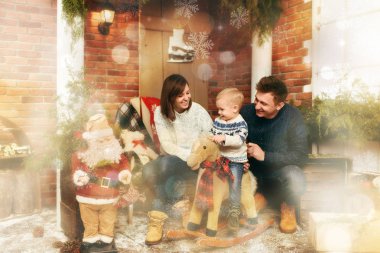 Sevimli küçük çocuk çocuk odasında bir şekilde dekore edilmiş yeni yıl Noel Baba evde sallanan at üzerinde ile mutlu anne. Noel keyfi. Yaşam tarzı, Aile ve tatil 2018 kavramı. Büyülü Vurgu efekti