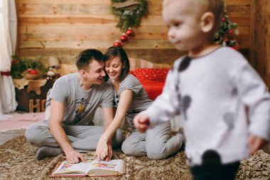 Neşeli mutlu anne ile çocuk evlat yerdeki kıpır 