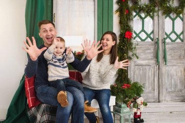 Mutlu anne ile küçük oğlu. B üzerinde oturan kazaklı çocuk oğlan