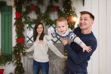 Mutlu anne ile küçük oğlu. P üzerinde kalan kazaklı çocuk oğlan