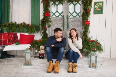 Aşık p üzerinde oturan Kazak giymiş mutlu komik genç Çift