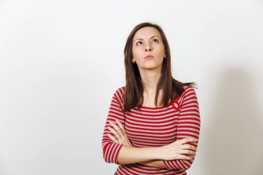 Düşünce ve varsayımlara, beyaz bir arka plan üzerinde oldukça Avrupa endişeli ve dalgın kahverengi saçlı olan kadın rahat kırmızı ve gri kıyafetler giymiş sağlıklı temiz cilt kaybettim. Duygular kavramı.