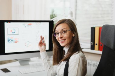 Takım elbise ve gözlük gülümseyen güzel kahverengi-iş kadın 