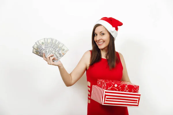 Muito caucasiano jovem mulher feliz em vestido vermelho e de Natal ha — Fotografia de Stock