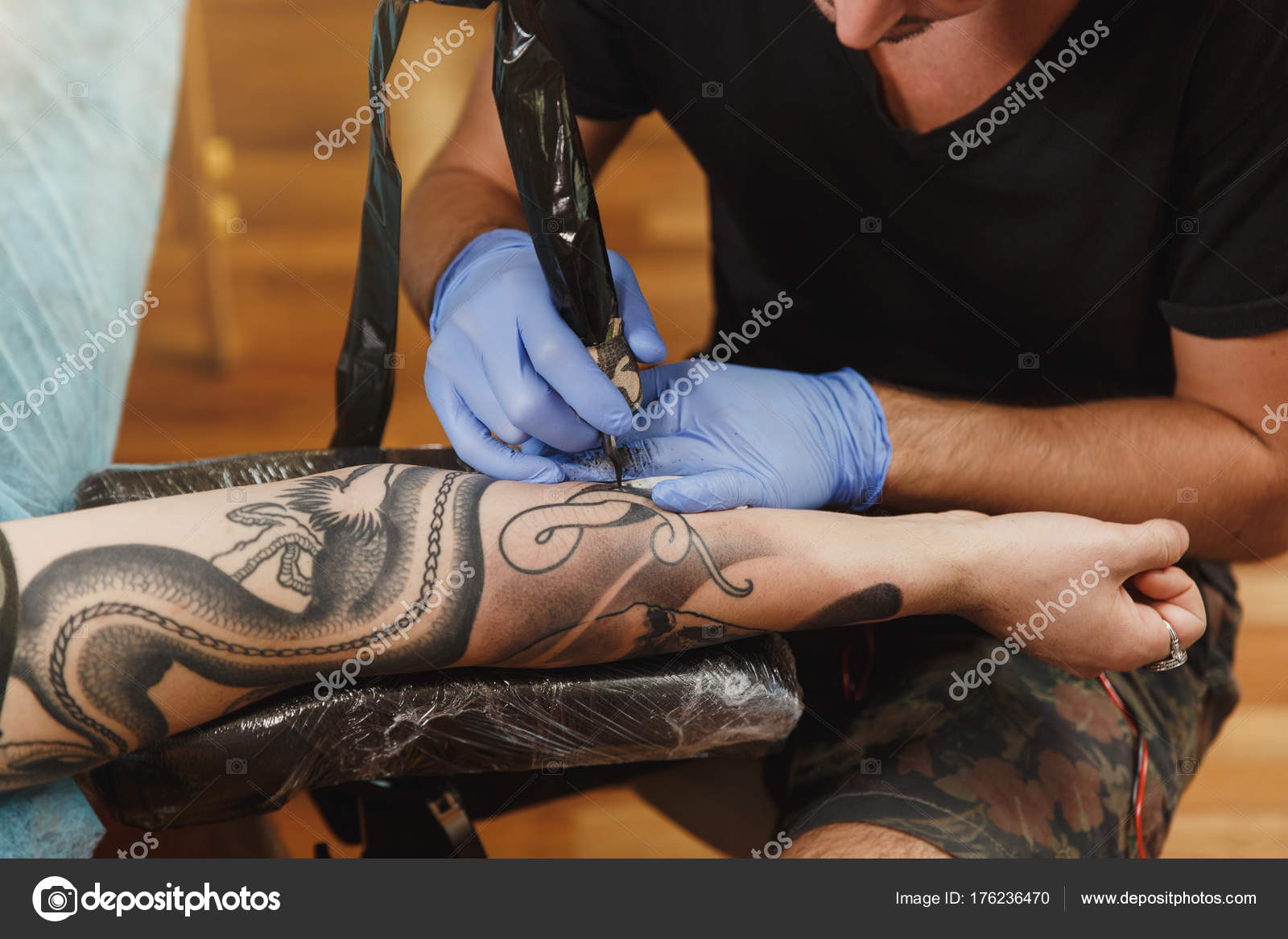 Primer plano de tatuador profesional haciendo la imagen en la mano