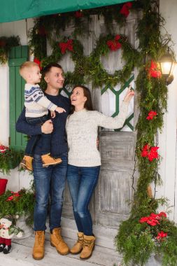 Mutlu anne ile küçük oğlu. P üzerinde kalan kazaklı çocuk oğlan